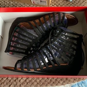 Carlos Santana Kornelia Sandal BLK32 color way